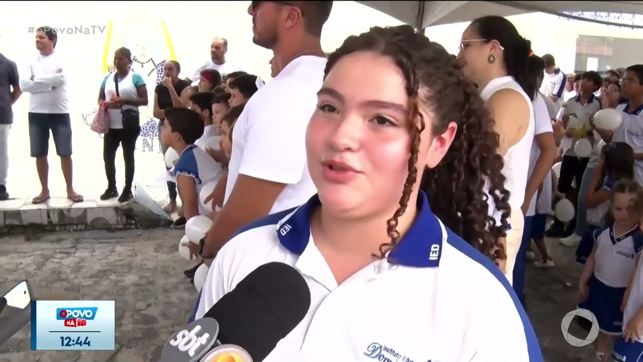 Alunos e funcionários homenageiam professor que foi morto na frente da escola - O Povo na TV