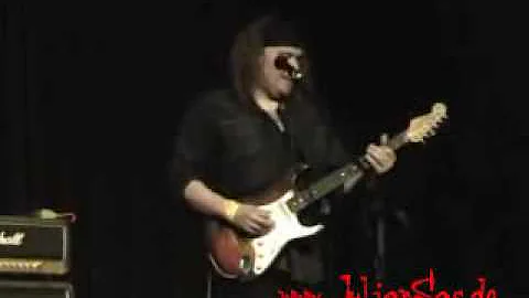 Julian Sas plays 'A million miles away' ** Tribute...