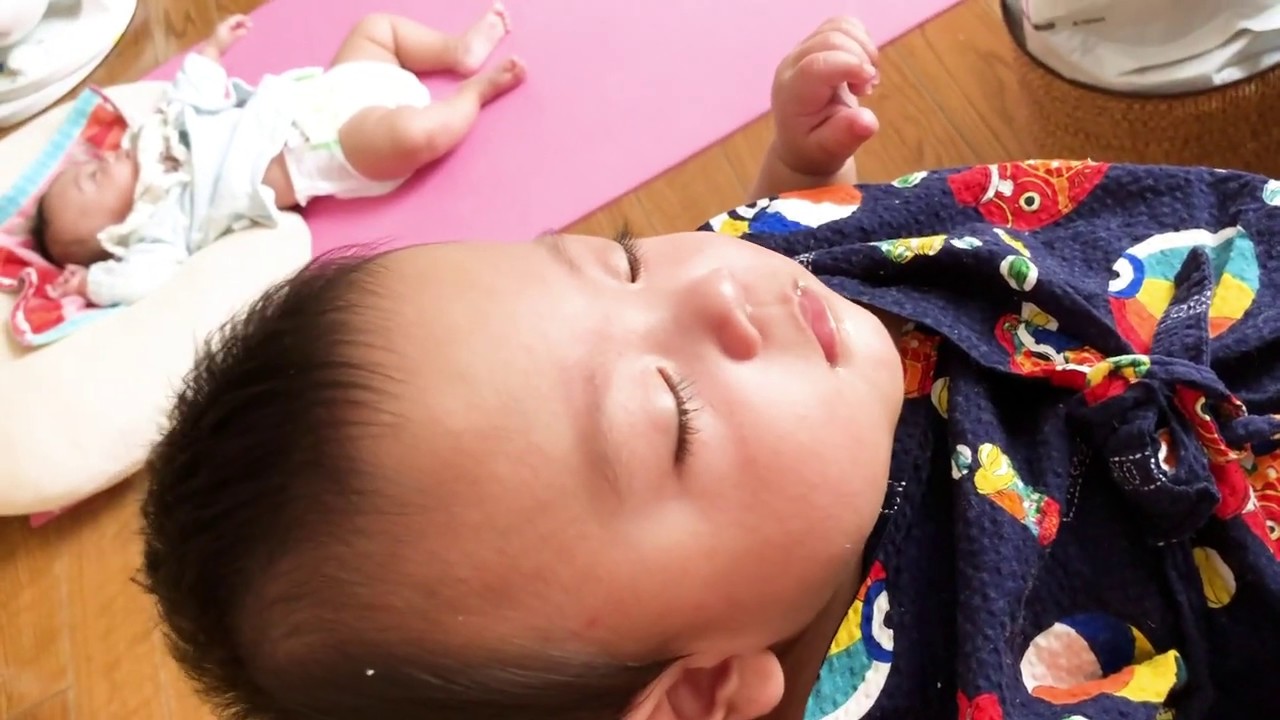 Sleeping Cute Twin Babies 男女双子赤ちゃん かわいい双子 寝ながらカックンする兄と伸びきってる妹 Youtube