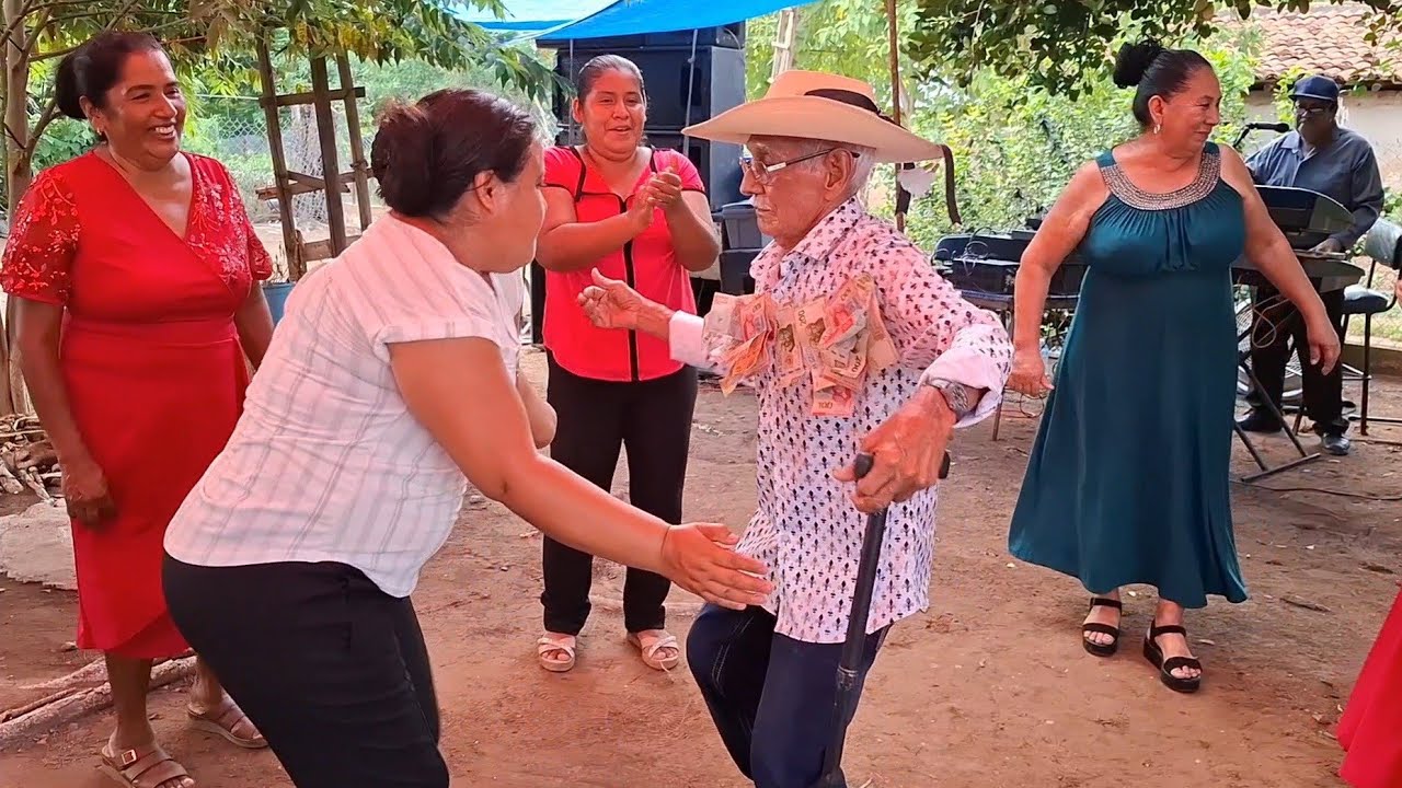 Asus 85 años de vida don Madaleno sigue bailando como uno de 25 años , Acá en Samblas guerrero 