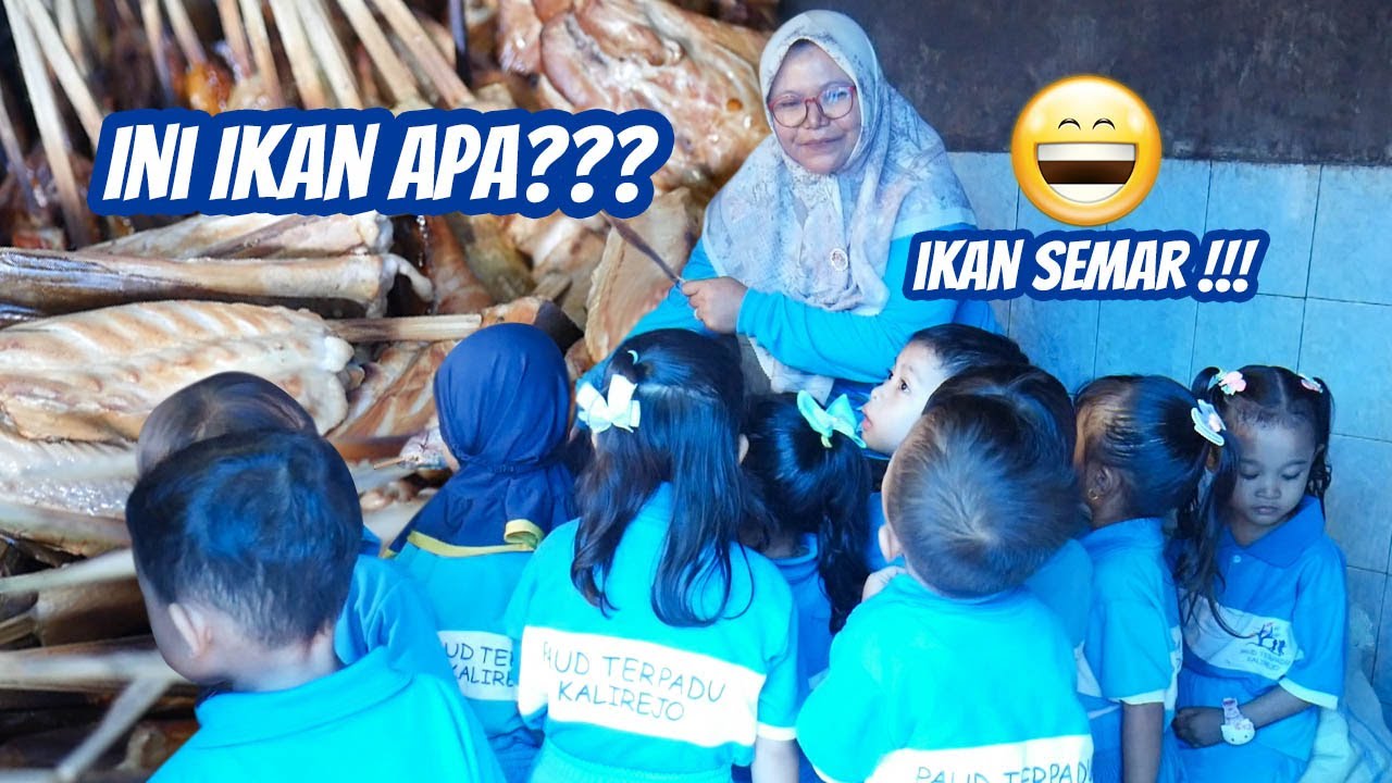 Keseruan Siswa PAUD Terpadu Kalirejo Lihat Proses Pengasapan Ikan