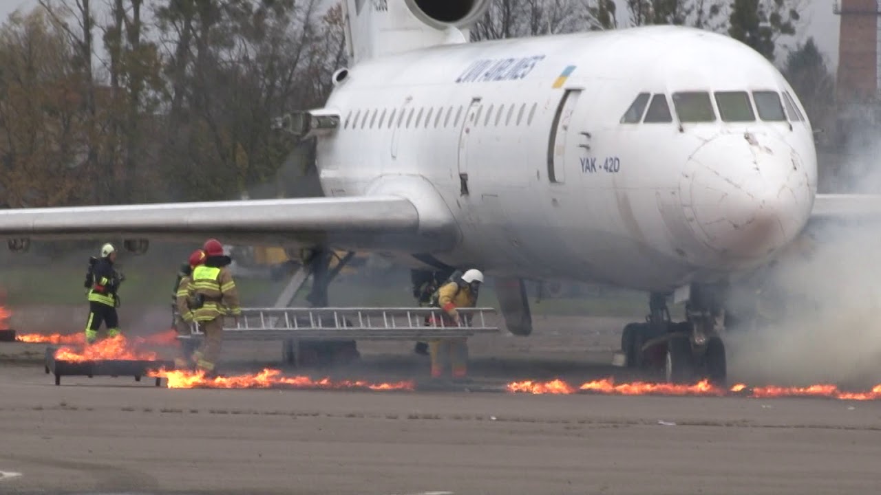 На території львівського аеропорту рятувальники провели навчання із гасіння повітряних суден