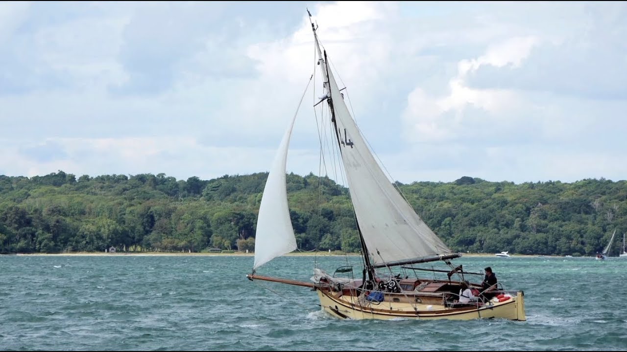 Voilier Loïck, le bateau reporter n° 8 - Une centenaire, un bateau en fer : rencontres à Mindelo