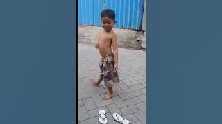 Anak kecil joget lucu(lagu batak)