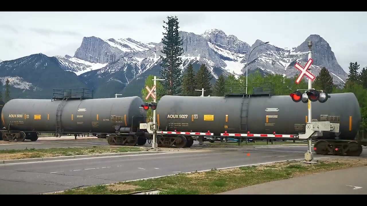 Is this the longest train in the world ?     Canmore ,  Alberta 2022/June 04 世界上最长的火车