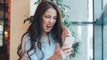 How NOT Texting Between Dates Helps You Test Her