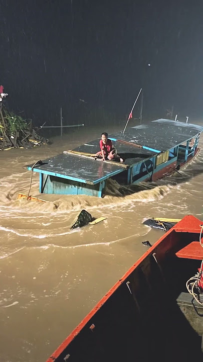 [Simulasi] Detik-Detik Kapal Menyelamatkan Penumpang dari Kapal Tenggelam di Sungai