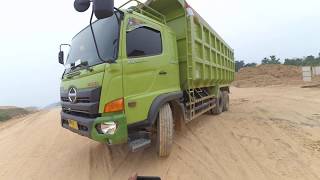 PROSES PEMBONGKARAN MUATAN DI PROYEK JALAN TOL PEKANBARU DUMAI