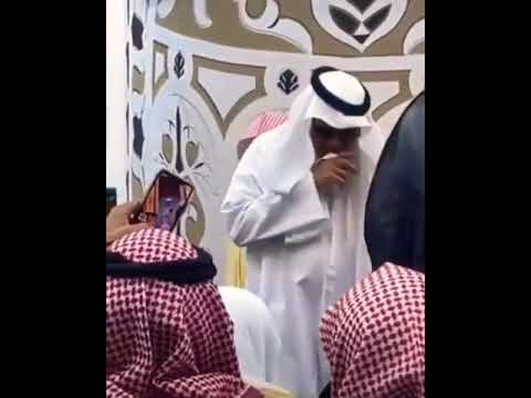 موقف جميل جدا للمؤذن أحمد بصنوي نزع البشت الذي يرتديه وأعطاه للشيخ ماهر المعيقلي أثناء الكلمة