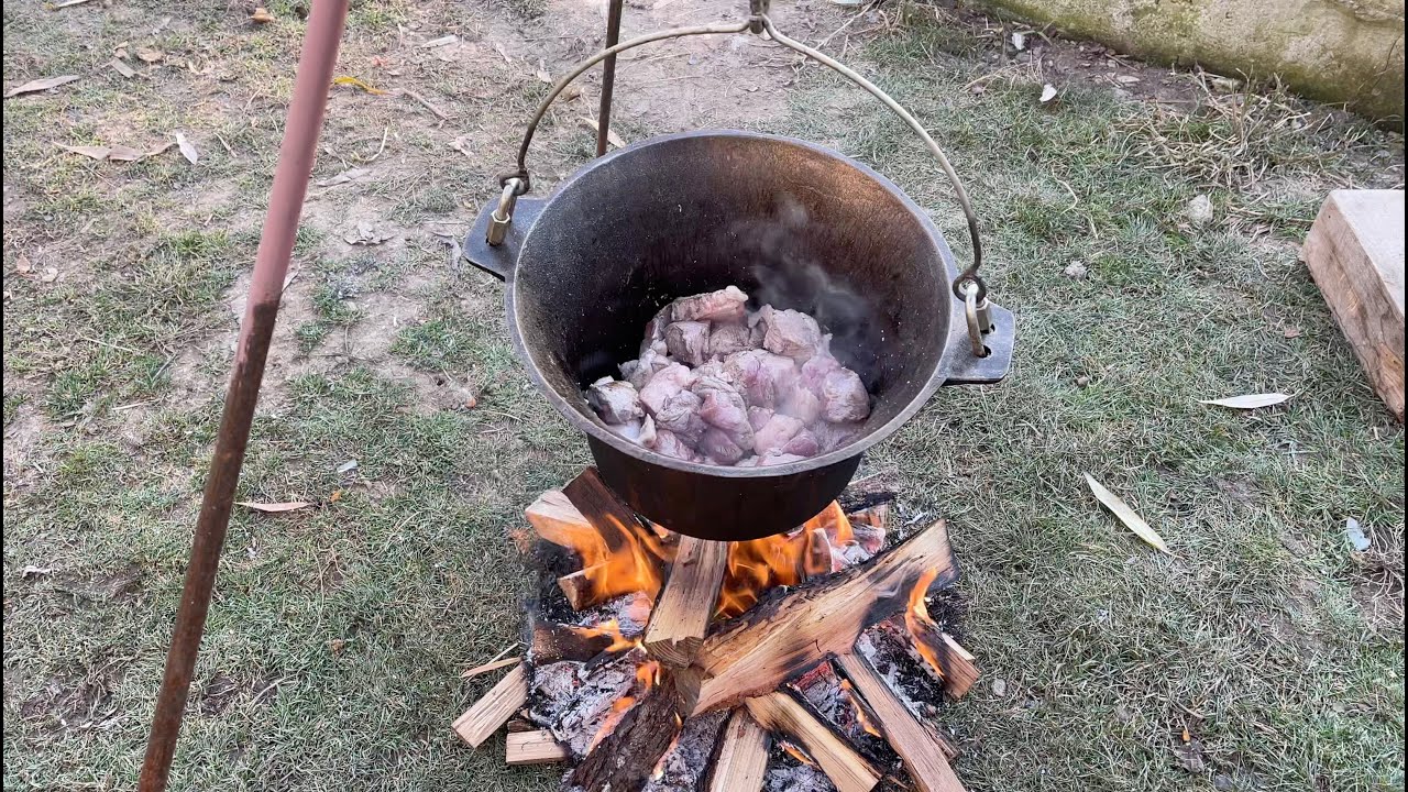 Pomana porcului la ceaun cu foc de lemn