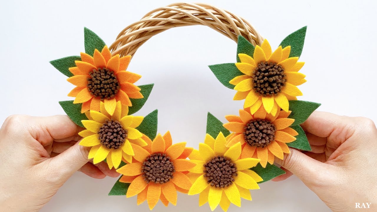 100均リース フェルトで簡単 ひまわりのサマーリースの作り方 フェルトで作る花 Diy Sunflower Summer Wreath Felt Flowers Youtube