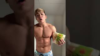 ファミマのメロンパンが完全に俺の腹筋のパクリな件について！！#shorts