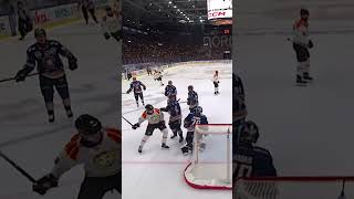 Brian Cooper crosscheckar Oskar Lindblom i ansiktet (Växjö Lakers HC mot Brynäs IF i SHL) (#Shorts)