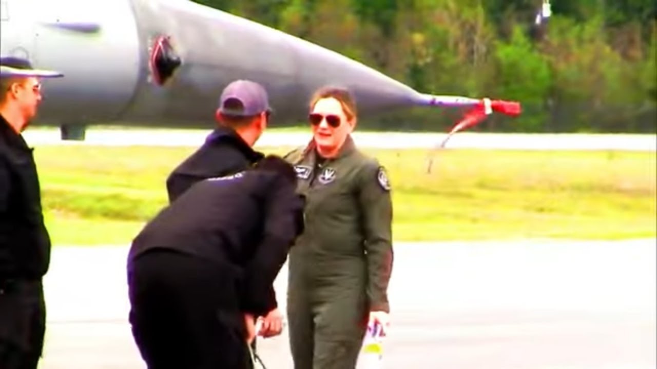 Amazing!! Female Pilot US Air Force F-16 Fighting Viper Demo