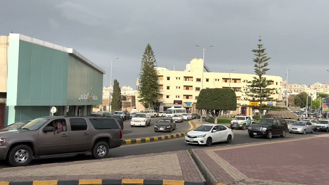 سوق الجمعية في مدينة أبها تجمع عديد من المحلات التجارية في مكان واحد