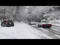 危ない!雪でタイヤ空転、立ち往生 群馬・伊香保温泉の坂道