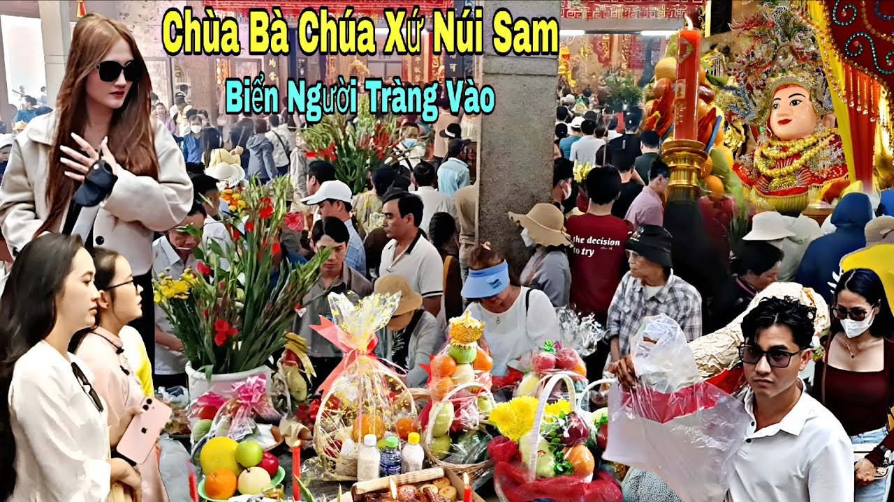 Vỡ trận biển người tràng vào chùa bà.quá rùng rợn nhiều người làm đều này.núi sam rất linh thiêng!