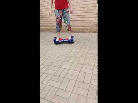 Катаюсь на гироскутере. Музыку подключать через блютуз. Хватает на 30 км или около трех часов .