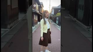 昭和の風景喫茶店でクリームソーダを飲むギャル