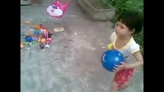 Lương Ngọc Hân tập đi xe đạp (19042012).mp4