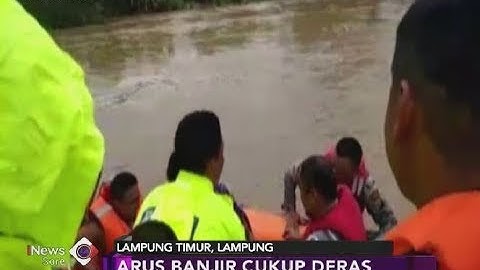 Viral Video Aksi Heroik Polisi Selamatkan Bocah Terseret Banjir - iNews Sore 01/03