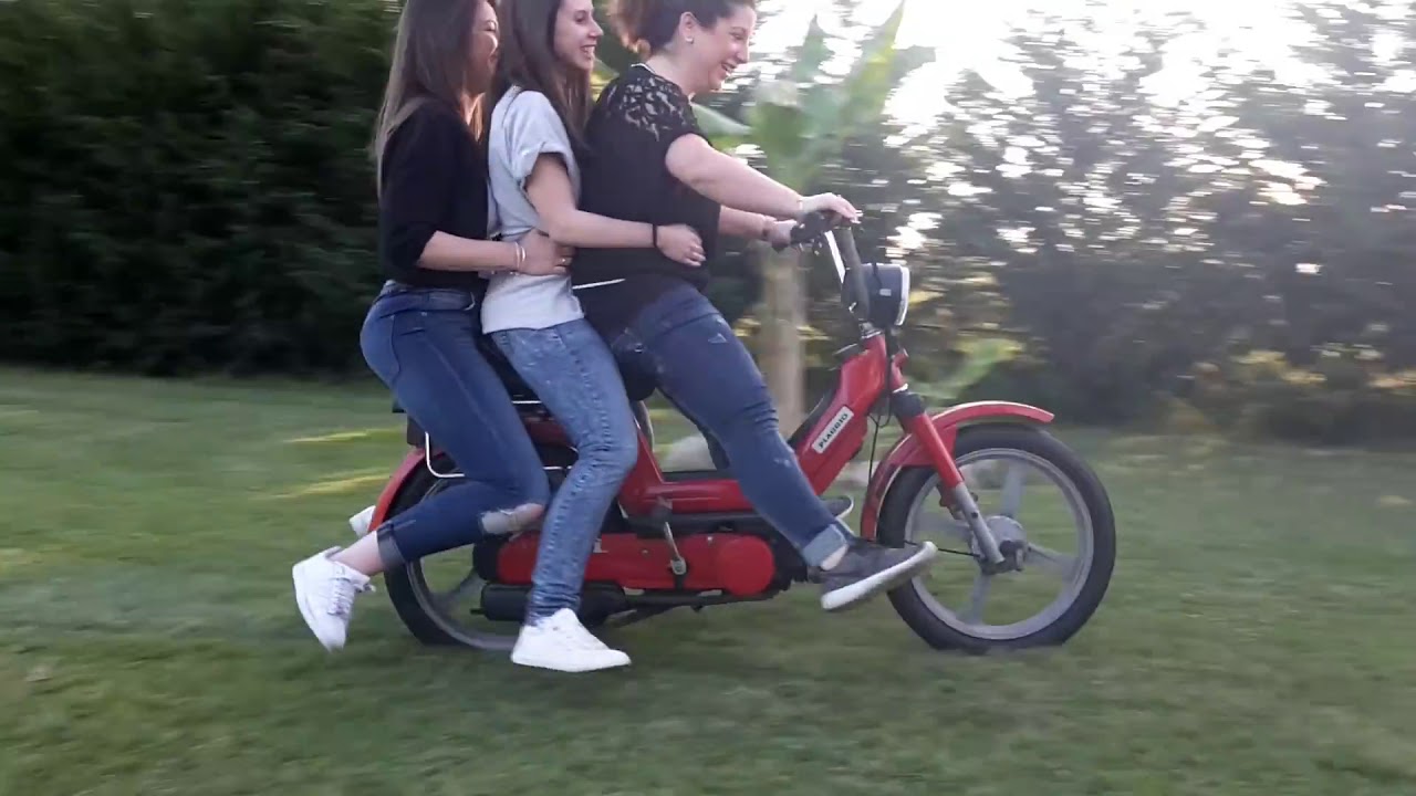 3 girls on moped piaggio si YouTube