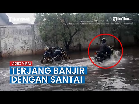 Video Viral Motor Bebek Menerjang Banjir dengan Santai