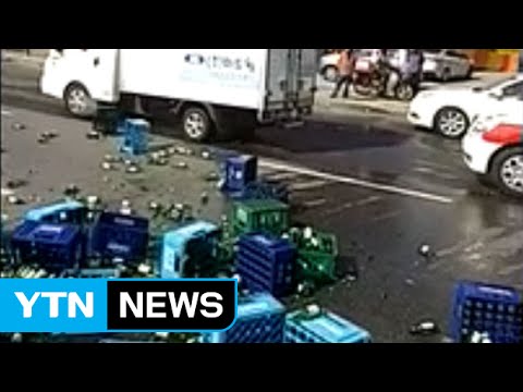 시내버스와 충돌한 트럭 '소주병 와르르' / YTN
