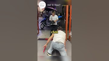 Vừa cắt tóc xong vị khách này đã vội chạy đi.