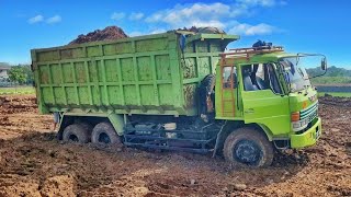 Mobil Dump Truk Bongkar Muatan Tanah Sampai Ban Amblas Slip Di bantu Excavator
