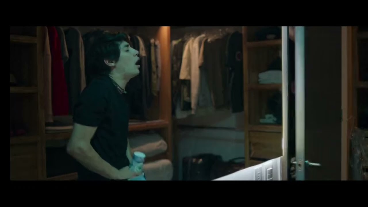 Momento incomodo en el baño - El Guaü (Film) - Nětflix - YouTube