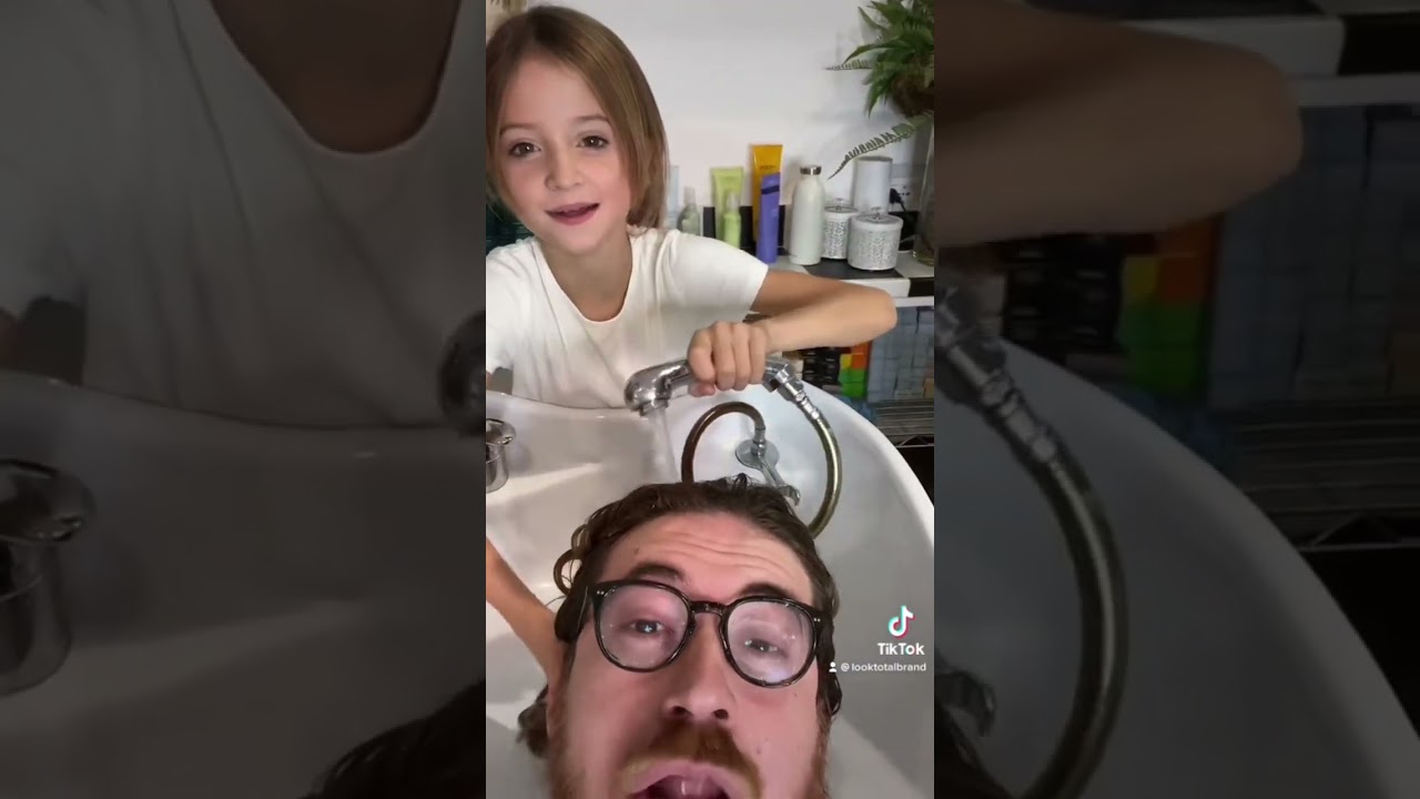 PARTE 1 FIGLIA CHIARA MI FA LO SHAMPOO ! 😅COMMENTA SE VUOI LA PARTE 2 !