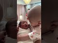 baby playing with baby 😂 갓난아기를 꼭 안아보는 큰아기, 궁금함 가득해서 너무 귀여워요 😍💛💖