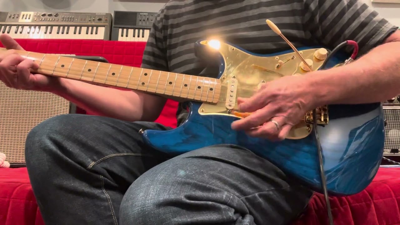 2017 Fender Mexico Stratocaster HSS Transparent Blue + Gold