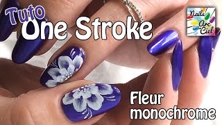 Tuto nail art Fleur One Stroke monochrome
