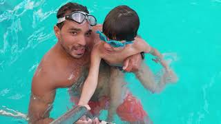 تعليم السباحة الوقوف في المية لأطفال