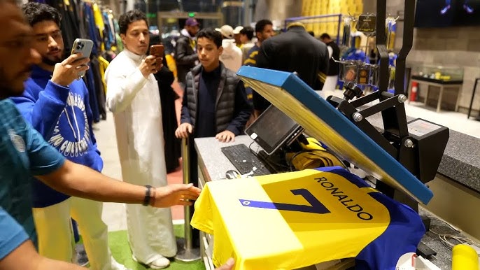 WATCH: Cristiano Ronaldo gets insane reception from Al-Nassr fans during  transfer unveiling