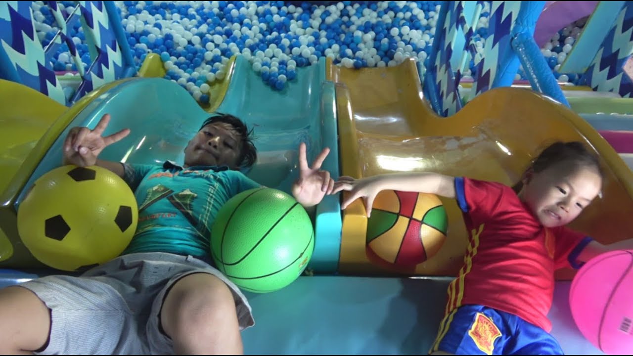 ABCkidTV Misa learn color with football at indoor playground family fun - Nursery rhymes for baby