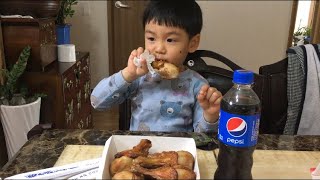 Cuộc sống ở Hàn Quốc: Hai mẹ con xàm khi ăn gà và nấu canh rong biển. 치킨을 먹는 동안에 수다 떨기 와 미역국을 끓어요