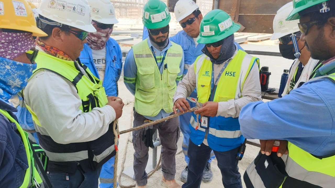 Binding Manila rope to hoisting material or tools Bucket ! - YouTube