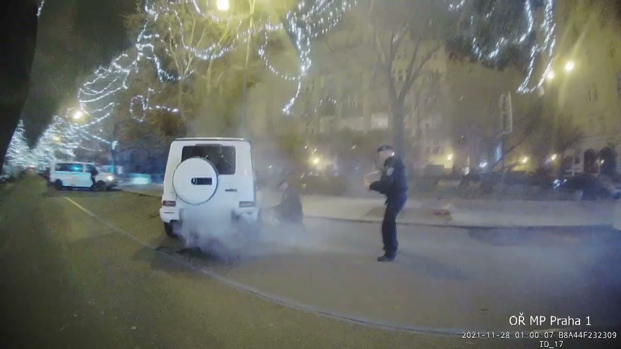 POŽÁR MERCEDESU V PAŘÍŽSKÉ ULICI V PRAZE