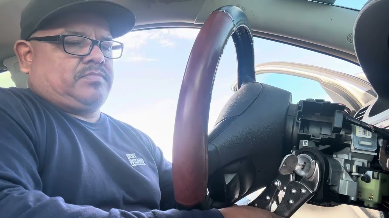 Old school Lock picking on 2007 Saturn Aulook. A lot like lishi the door look NOt me