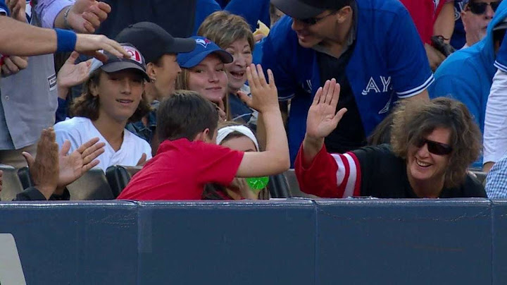 NYY@TOR: Un giovane tifoso ne salva un altro con una grande presa