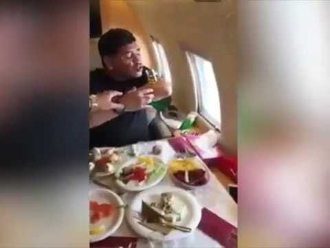 Maradona totalmente desatado en el avión tomando alcohol ...