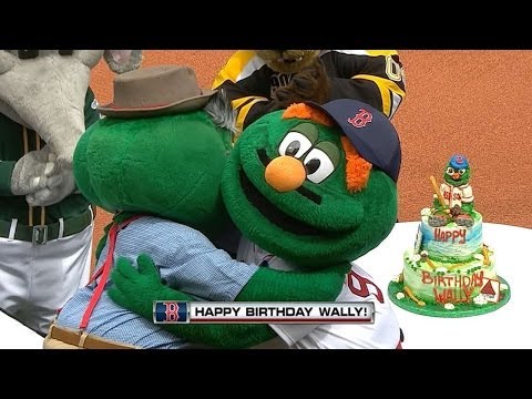 HOU@BOS: Wally the Green Monster enjoys birthday 