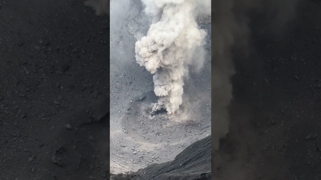 Seperti ini lah isi kawah gunung api yang sedang erupsi, Gunung Dukono - Halmahera Utara