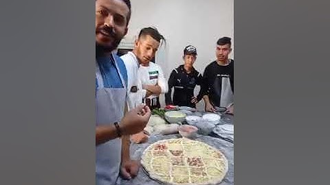 طريقة شاف براهيم في تطبيق بيتزا ميڨا pizza méga 🍕بفواكه بحر تعلمي من دارك 💒