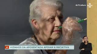 Idosa de 85 anos transforma postes na Mooca com pinturas florais