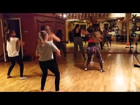 Aisha dansar på Urkraft Dans skolan