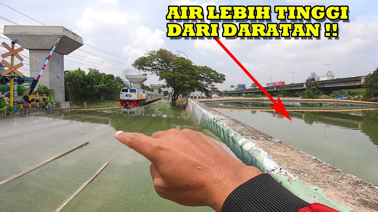 BANJIRR !! AIR SUNGAI Lebih Tinggi Dari Daratan Di Perlintasan Kereta Api JPL 11 C Sunter